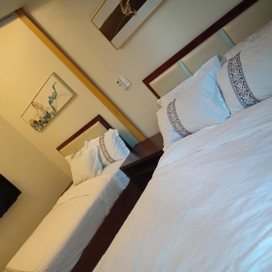 One Uptown Opposite Of Grandhyatt Hotel Manila Taguig City Εξωτερικό φωτογραφία