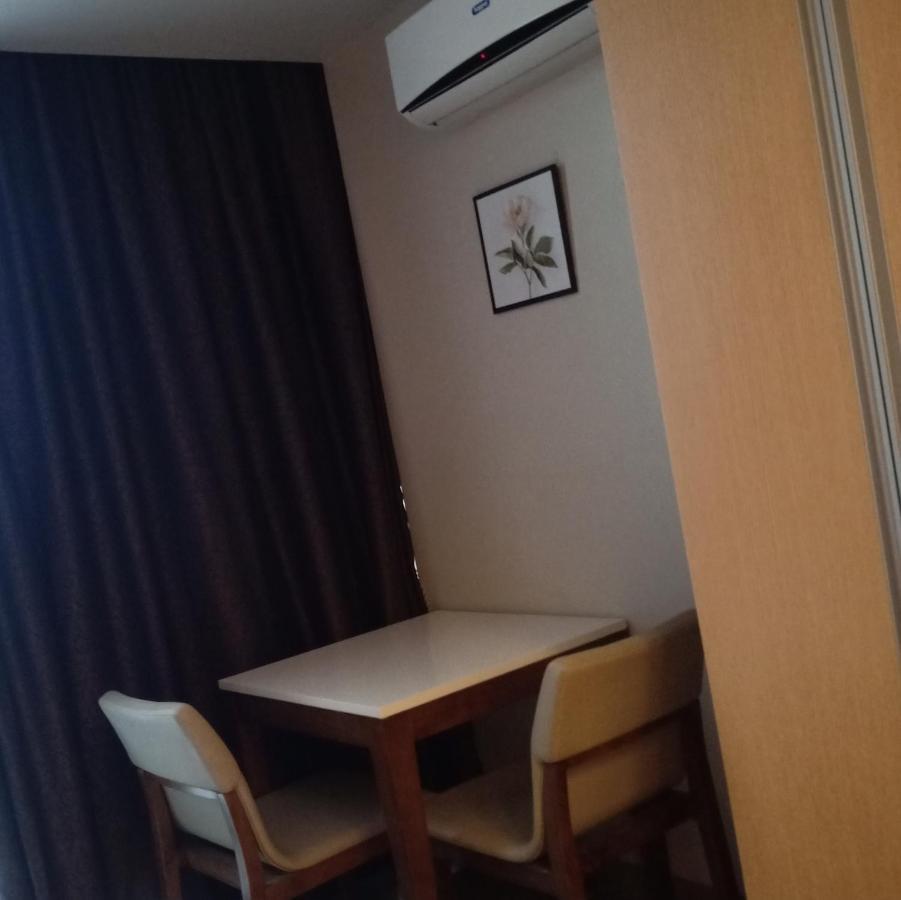 One Uptown Opposite Of Grandhyatt Hotel Manila Taguig City Εξωτερικό φωτογραφία